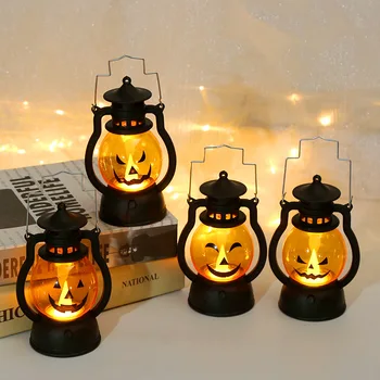 Страховито творчески оформление на тикви за Хелоуин с една малка маслена лампа и електронна свещ